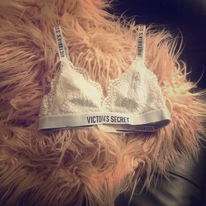 2 Victoria’s Secret logo lace bralett